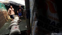 Jelang bulan Ramadan, Pasar Induk Cipinang jamin persediaan stok beras stabil dan aman.