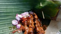Sate ayam dengan daging yang empuk gurih semakin enak disantap bersama bumbu kacang plus irisan bawang merah dan acar. Setengah porsi sate ayam tanpa lontong dijual dengan harga Rp 10.000.