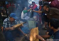 Suasana Sate Mbah Sutris yang sedang diantre oleh pembeli