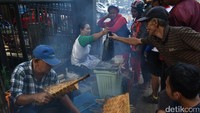 Setiap hari Minggu pagi, saat Anda sedang berada di Bandung mampirlah ke sate Mbah Sutris. Minggu pagi, Mbah Sutris menjajakan satenya di depan Gereja Kristen Jawa Bandung, akan tetapi di hari Senin-Sabtu ia berjualan di warungnya yang berada di Jalan Aceh.