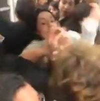 Keributan antar wanita di dalam kereta di Meksiko. 