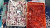 Sambal merah dan irisan bawang jadi pelengkap yang tak boleh Anda lewatkan ketika ingin menyantap sate racikan Mbah Sutris ini.