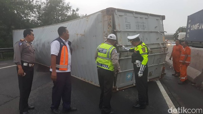 Truk Container Terguling Lalu Terbakar di Tol Purbaleunyi