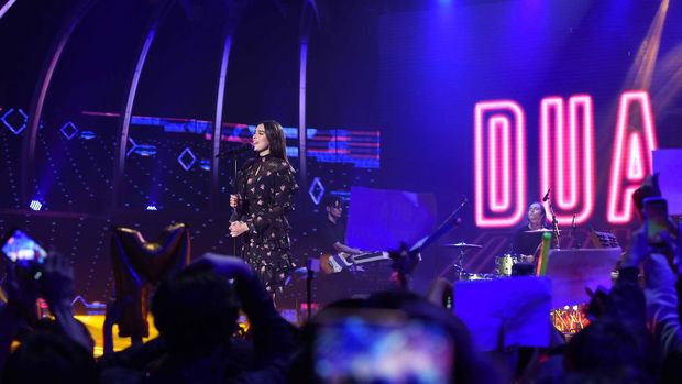 Dua Lipa dan Kecintaannya pada Musik 