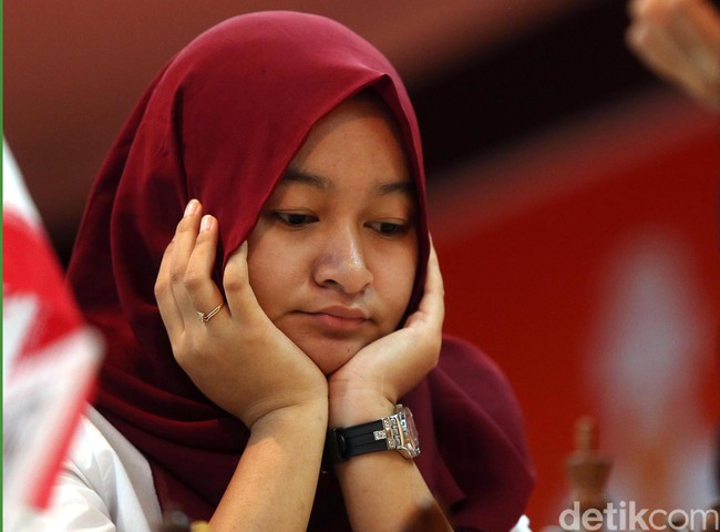 WGM (Women Grand Master) Medina Warda Aulia tampil serius di Japfa Chess Festival. Begini wajah serius pecatur putri Indonesia tersebut.