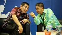 Hamdan Zoelva dan Effendi Gazali hadir dalam peluncuran buku tersebut.