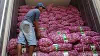 Sedikitnya ada 58 ton bawang putih asal China yang terbagi ke dalam dua kontainer. Pasokan bawang putih ini nantinya akan terus ditambah untuk menekan harga bawang putih di pasar.