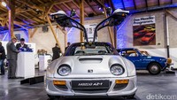 Mazda AZ-1, mobil sport bermesin tengah yang diproduksi tahun 1992. Pintunya terbuka ke atas. Foto: Mazda via Newspress