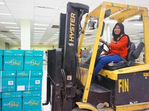 Kisah Lita, Mantan SPG yang Jadi Sopir Alat Berat demi Keluarga