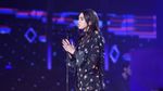 Senyum Manis Si Cantik Dua Lipa di Atas Panggung
