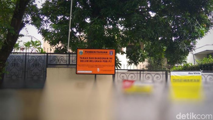 Rumah Mewah Tunggak Pajak (Foto: Hendra Kusuma) Rumah Mewah Tunggak Pajak (Foto: Hendra Kusuma)