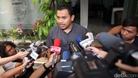 Menurut Aziz, Firza telah mengikuti setiap prosedur yang ditetapkan oleh polisi selama pemeriksaan. Atas alasan itu, Aziz berharap polisi tidak menahan Firza.