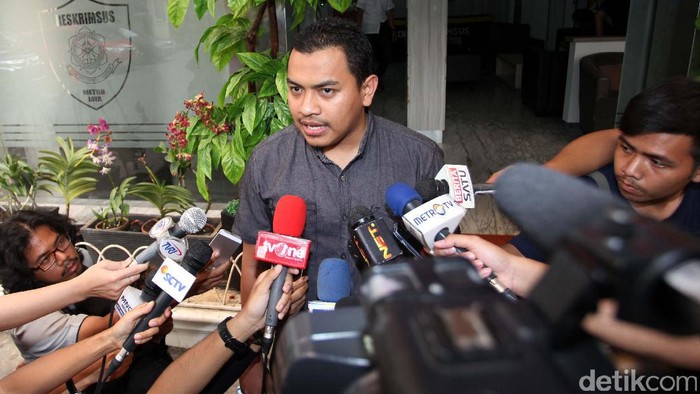 Pengacaranya Firza Husien, Aziz Yanuar menyimbangi Direktorat Reserse Kriminal Khusus Polda Metro Jaya, Jakarta Selatan, Rabu (17/5/2017). Aziz mengatakan bahwa Polda Metro Jaya resmi menahan Firza Husien dalam kasus dugaan pornografi yangada di situs baladacintarizieq