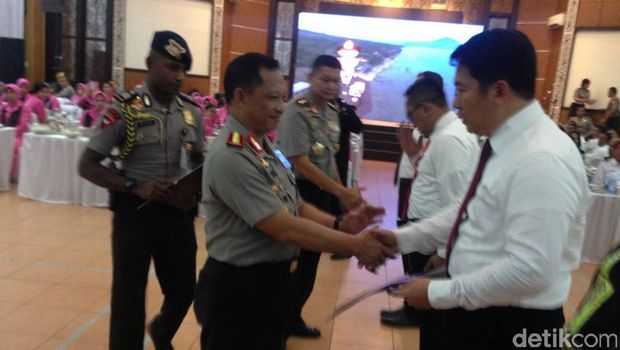 Kapolri ber penghargaan ke anggota berprestasi di Sumut.