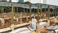 Sementara itu di dalam proyek Stasiun Sudirman Baru, para pekerja terus menyelesaikan peron, atap, serta dinding stasiun. Alat berat dan molen pengaduk semen terlihat tak jauh dari Stasiun Karet.