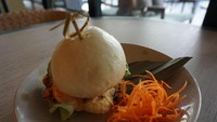 Selain gyoza, Anda juga bisa mencicip bao bun. Bentuknya mirip seperti burger yang terbuat dari adonan bakpai dan berisi chicken kaarage dengan paduan tamagoyaki yang gurih manis dengan tambahan sayur dan mayonnaise. Cocok sebagai hidangan pembuka yang mengenyangkan. 