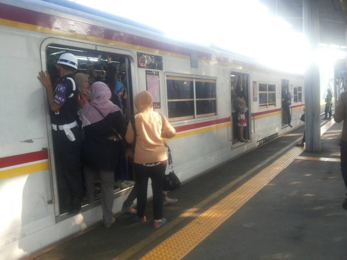Merasakan Ganas-nya Gerbong Wanita Commuter Line