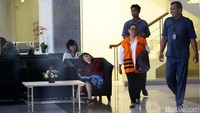 Miryam keluar gedung KPK usai menjalani pemeriksaan.