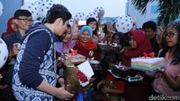 Para fans mendoakan Angga makin sukses dan hubungannya dengan Syifa makin langgeng. Pool/Hanif Hawari/detikFoto.