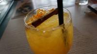 Sambil ngemil gyoza, Anda juga bisa menikmati sajian mocktail segar. Orenji cinnamon jadi pilihannya. Perpaduan rasa antara jeruk dan strawberry semakin enak dinikmati bersama dengan kayu manis.