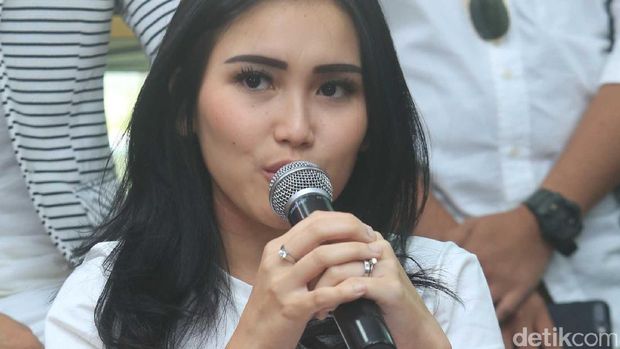 Ayu Ting Ting tengah dirawat karena kelelahan.