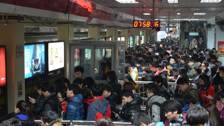BEIJING, CHINA - DECEMBER 29:  (CHINA OUT) People wait for a subway at Sihui East Station during the first weekday after the subway adpoted new fare policy on December 29, 2014 in Beijing, China. Beijings subway has adopted new price policy on Sunday. The starting fare for subway rised to 3 RMB (about 0.48 USD) and only cover the first 6 km ride compared with the previous falt-fare 2 RMB (about 0.32 USD) for unlimited transfers. The subway fares will be charged in accordance to the distance you ride which may double the previous prices on average.  (Photo by VCG/VCG via Getty Images)