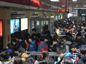 Pasca Tragedi Itaewon, Warga Seoul Gelisah Lihat Kepadatan di Kereta