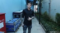 Tampil kasual, Sean Azad cerita kapok menggunakan narkoba. Pool/Hanif Hawari/detikFoto.
