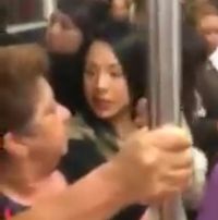 Keributan antar wanita di dalam kereta di Meksiko. 
