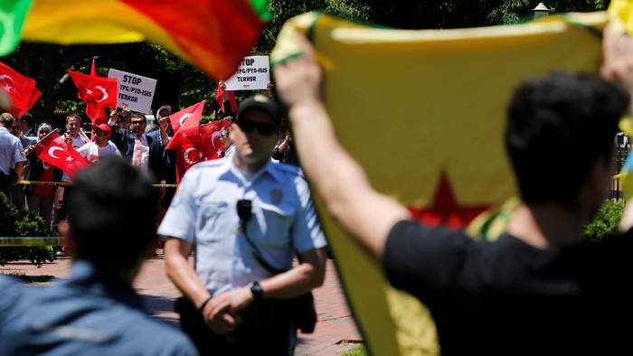 Bentrokan di Luar Kedubes Turki Saat Erdogan Bertemu Trump