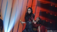 Goyang maaang! Cita Citata memilih terus goyang menghibur penonton meski belakangan medsosnya diserang Balajaer. Foto: Veynindia Esaloni