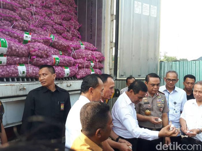 Mentan dan Wakapolri Gerebek Penimbunan Bawang Putih (Foto: Ardan Adhi Chandra/detikFinance) Mentan dan Wakapolri Gerebek Penimbunan Bawang Putih (Foto: Ardan Adhi Chandra/detikFinance)