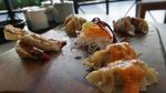 Enaknya Gyoza Platter dengan Topping Keju dan Saus Mentai