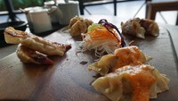 Gyoza platter terdiri dari beberapa jenis gyoza. Salah satunya adalah gyoza dengan isian cincangan daging salmon dan ayam dengan saus mentai, gyoza udang, chicken truffle mushroom gyoza dan Mexican chicken gyoza dengan paduan keju gurih. Semakin enak disantap bersama dengan saus gyoza yang gurih manis.