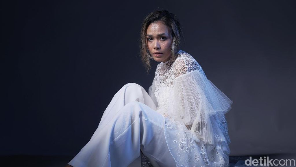 Perbedaan Adinia Wirasti dan Sara Wijayanto yang menyukai Film Horor