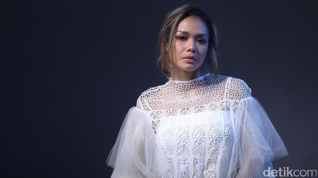 Simak Video Kisah Adinia Wirasti Terlibat di Film Critical Eleven