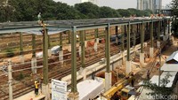 Pembangunan stasiun pemberhentian khusus untuk kereta bandara, Stasiun Sudirman Baru, terus dikebut. Stasiun yang berada di Dukuh Atas ini merupakan stasiun khusus untuk naik-turun penumpang menuju Bandara Soekarno-Hatta di Cengkareng.