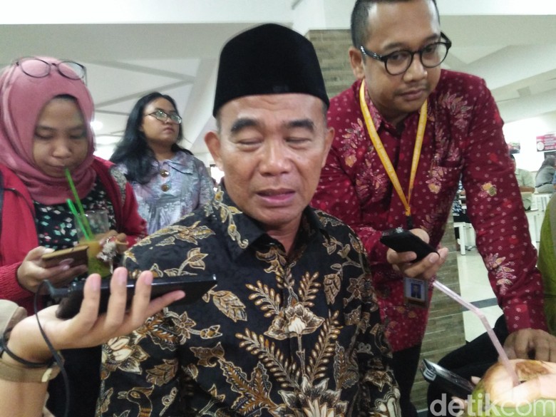 Mendikbud: Ide Sekolah 8 Jam Berasal dari Problem Tunjangan Guru Mendikbud: Ide Sekolah 8 Jam Berasal dari Problem Tunjangan Guru