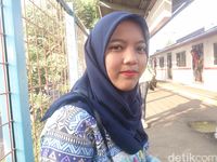 Penumpang KRL bernama Dela.