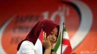 Medina tampak serius mengamati bidak catur saat bertanding melawan WGM Mitra Hejazipour. Saat ini pecatur putri Indonesia itu mengumpulkan 4,5 poin di Japfa Chess Festival. 