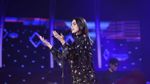 Senyum Manis Si Cantik Dua Lipa di Atas Panggung