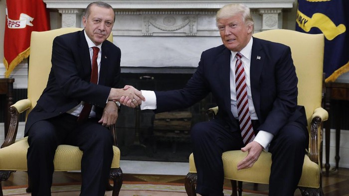 Turkeys President Recep Tayyip Erdogan (L) shakes hands with U.S President Donald Trump in the Oval Office of the White House in Washington, U.S. May 16, 2017. REUTERS/Kevin Lamarque