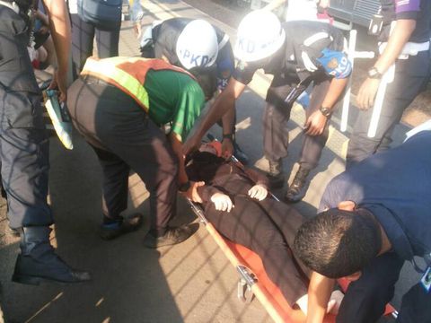  Seorang penumpang wanita pingsan saat naik di Commuter Line, Stasiun Pasar Minggu, Jakarta Selatan, Rabu (17/5/2015)
