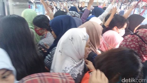 Kondisi di dalam KRL gerbong wanita. 
