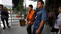Musa Zainuddin keluar gedung KPK usai menjalani pemeriksaan.