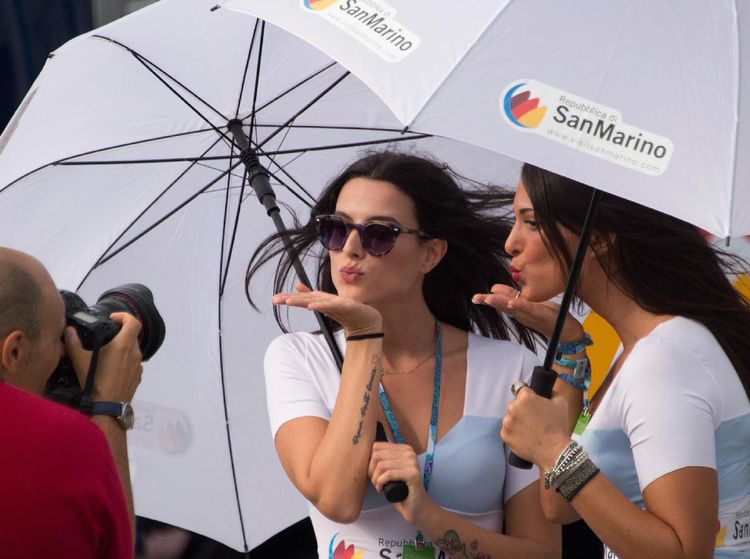 Grid Girl: Para Model dengan Catwalk Aspal Sirkuit