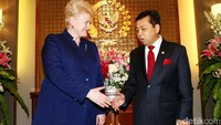 Mereka lalu mengadakan pertemuan di sebuah ruangan. Pertemuan tersebut berlangsung tertutup. Pertemuan berjalan kurang lebih 30 menit.