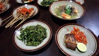 Untuk hidangan lainnya ada tua bakar, kuah asam, serta ada tumis kangkung sebagai sayurannya. Lengkap dan bergizi (Wahyu/detikTravel)