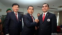 Tono Suratman melakukan salam komando dengan Sudirman.