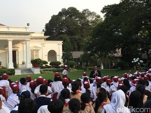 Mendikbud Puji Jokowi Piawai Mendongengkan Siswa SD di Istana